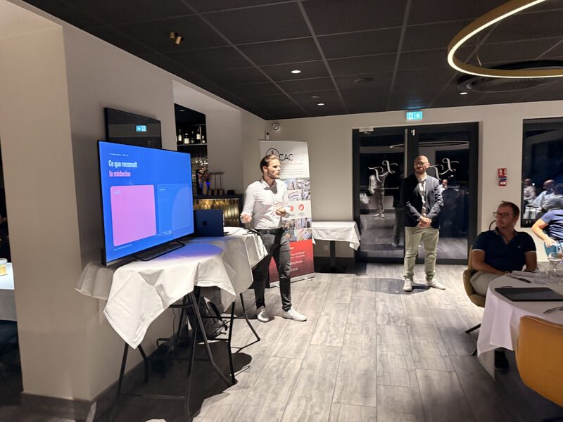 Conférence Face aux écrans devant des dirigeants d'entreprise