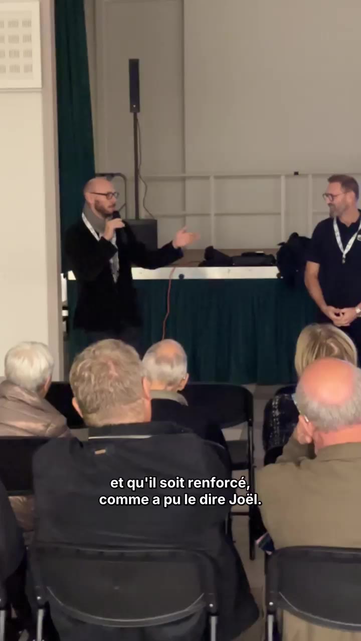 Deux membres de Cyber Vigilants animent une soirée de prévention devant le public